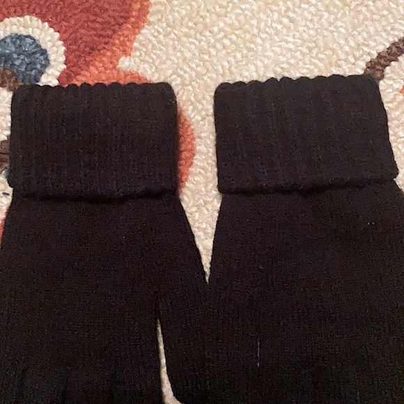 ❌SOLD❌🐎Coach🐎 Two-Toned Rose Gold And Silver Heart Adornments Black Gloves - Picture 7 of 10